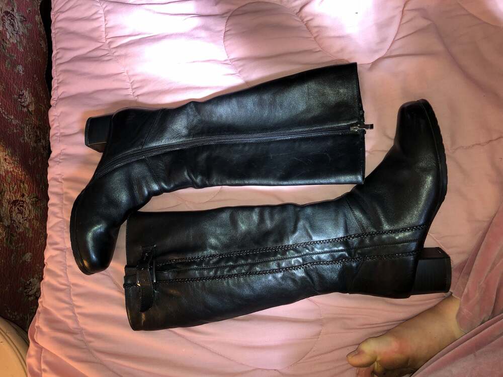 Belwest Black Leather Knee-High Heeled Boots